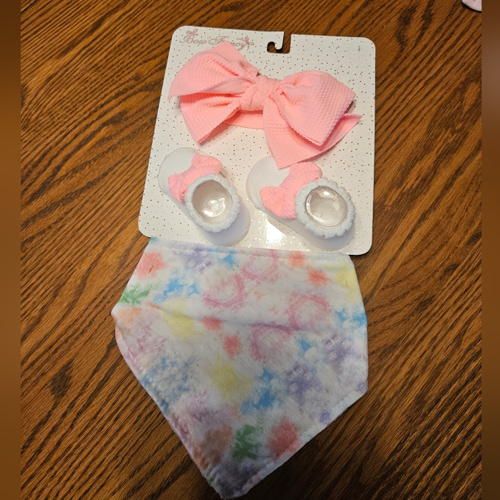 New Baby girl bow, booties, and bib.
